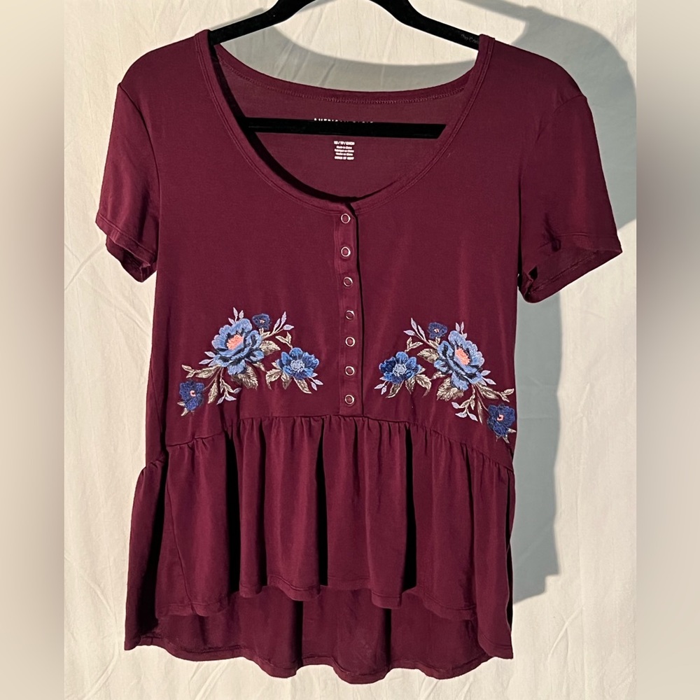 American Eagle peplum style top with snaps and embroidery detail.  Size XS